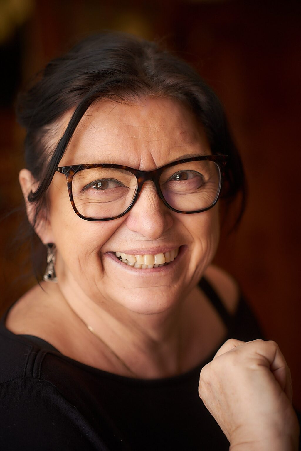 Andrea Fehringer, Autorin und Ghostwriterin, lächelnd im Porträt